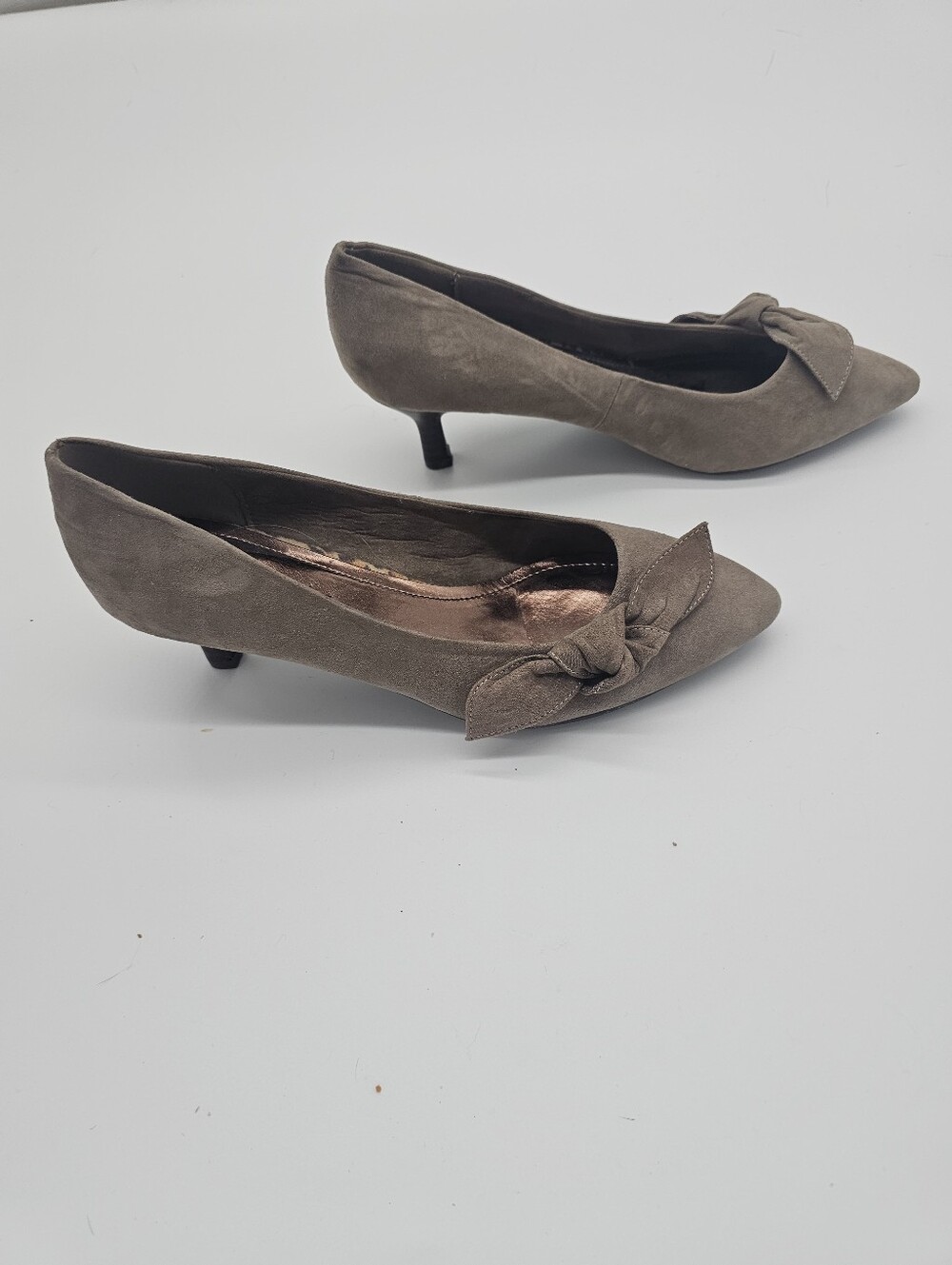 Coconuts Pointed Toe Pump in Taupe Faux Suede With Bows Kitten Heel Sz 7.5
